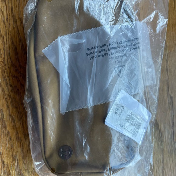 Everywhere Belt Bag in Burnt Caramel - Brand new in packaging - Picture 2 of 2